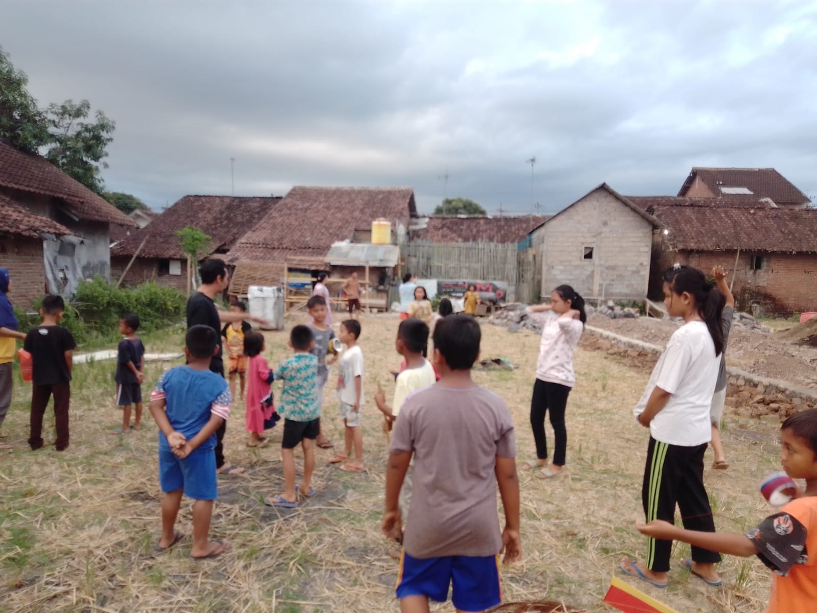 Ketua Fraksi PDI Perjuangan Kabupaten Jember sedang bermain bersama anak-anak di Kelurahan Karangrejo, Sabtu (23/7).