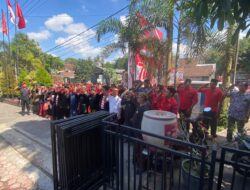 Gunakan Pakaian Adat Daerah, DPC PDI Perjuangan Kabupaten Jember Gelar Upacara Peringatan HUT RI Ke-77