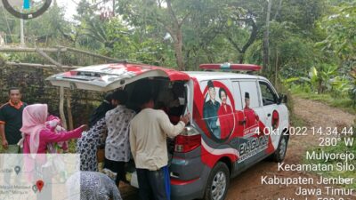 Baguna PDI Perjuangan Kabupaten Jember Antarkan Warga Desa Mulyorejo Untuk Dapatkan Pelayanan Kesehatan