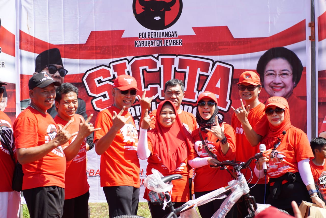 Penyerahan hadiah untuk peserta yang beruntung oleh Ketua DPC PDI Perjuangan Kabupaten Jember dalam acara Sicita bersama di Kecamatan Sukorambi, Minggu (18/12).