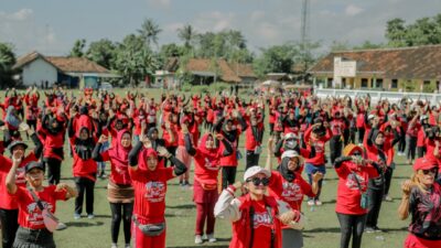 Kader dan Simpatisan PDI Perjuangan di Kecamatan Puger ‘Merahkan’ Lapangan Mlokorejo Guna Meriahkan Senam Indonesia Cinta Tanah Air (SICITA)