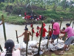 Antisipasi Terjadi Longsor, PDI Perjuangan Buat Penahan Longsor Dari Karung dan Bambu di Sekitar Sungai Paru