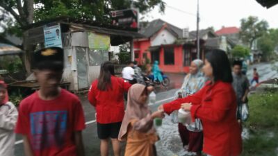 GIAT BAGI-BAGI TAKJIL PENGURUS ANAK CABANG (PAC) PDI PERJUANGAN KECAMATAN KALISAT