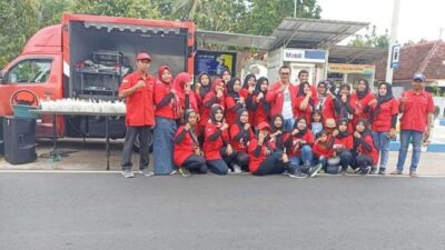 GIAT BAGI-BAGI TAKJIL KOMANDANTE WIDARTO BERSAMA PEREMPUAN PDI PERJUANGAN KECAMATAN SUKORAMBI
