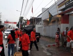 RAMADHAN BERBAGI, PENGURUS RANTING PDI PERJUANGAN KEBONSARI BERBAGI TAKJIL BUKA PUASA