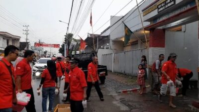 RAMADHAN BERBAGI, PENGURUS RANTING PDI PERJUANGAN KEBONSARI BERBAGI TAKJIL BUKA PUASA