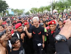 RIBUAN WARGA KABUPATEN JEMBER SAMBUT GANJAR PRANOWO DI CAR FREE DAY JEMBER
