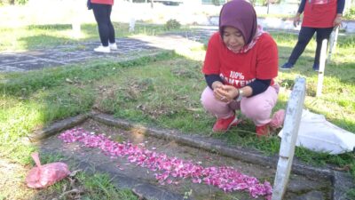 PERINGATAN BULAN BUNG KARNO IKP PDI PERJUANGAN JEMBER TABUR BUNGA DAN ZIARAH MAKAM PAHLAWAN JEMBER