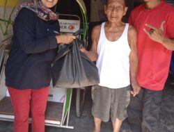 IKP PDI PERJUANGAN JEMBER BAGIKAN SEMBAKO KEPADA MASYARAKAT JEMBER