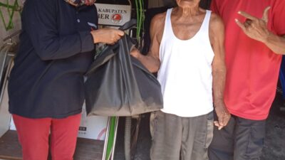 IKP PDI PERJUANGAN JEMBER BAGIKAN SEMBAKO KEPADA MASYARAKAT JEMBER