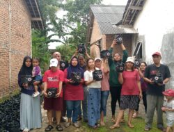 TERINSPIRASI IBU MEGAWATI, IKP KECAMATAN SUKORAMBI BAGI-BAGI BENIH BUAH TOMAT