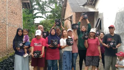 TERINSPIRASI IBU MEGAWATI, IKP KECAMATAN SUKORAMBI BAGI-BAGI BENIH BUAH TOMAT